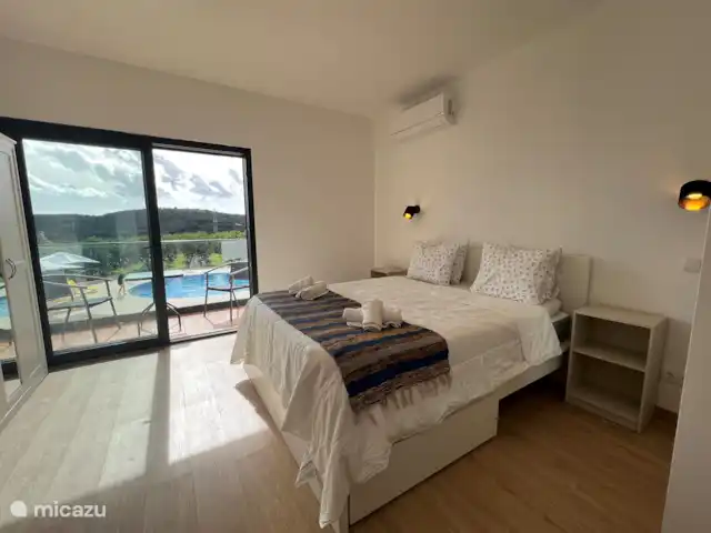 Masterbedroom, die een ensuite badkamer heeft